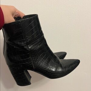 steve madden Black Croc-Embossed Ankle Boots sz 6